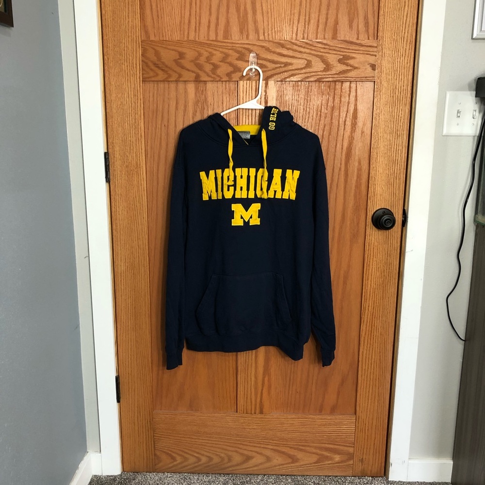 Men’s large Michigan sweatshirt
